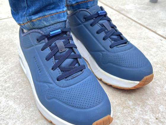 elastische veters kind op blauwe skechers