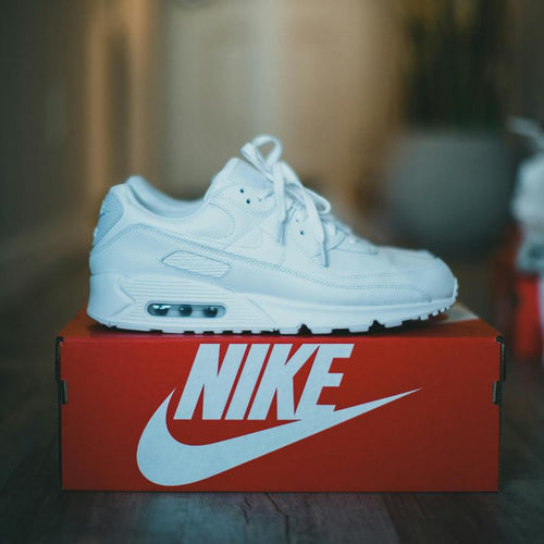 hoe vallen nike air max 90 witte sneakers op rode schoenendoos van Nike