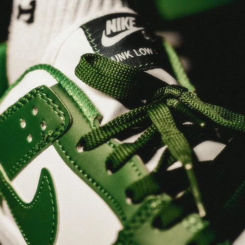 hoe vallen nike dunk low close up van groen witte sneaker