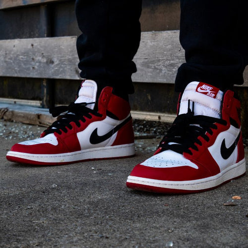 valt nike groot of klein afbeelding van nike air jordan iconisch rood en wit met zwarte swoosh