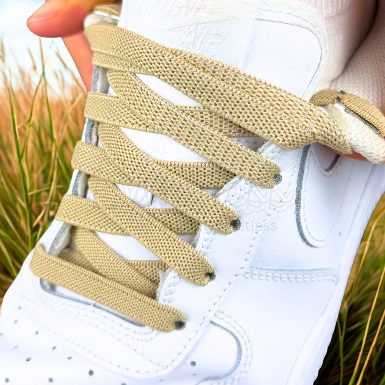 Elastische Veters kopen lichtblauwe variant in witte sneaker afgebeeld