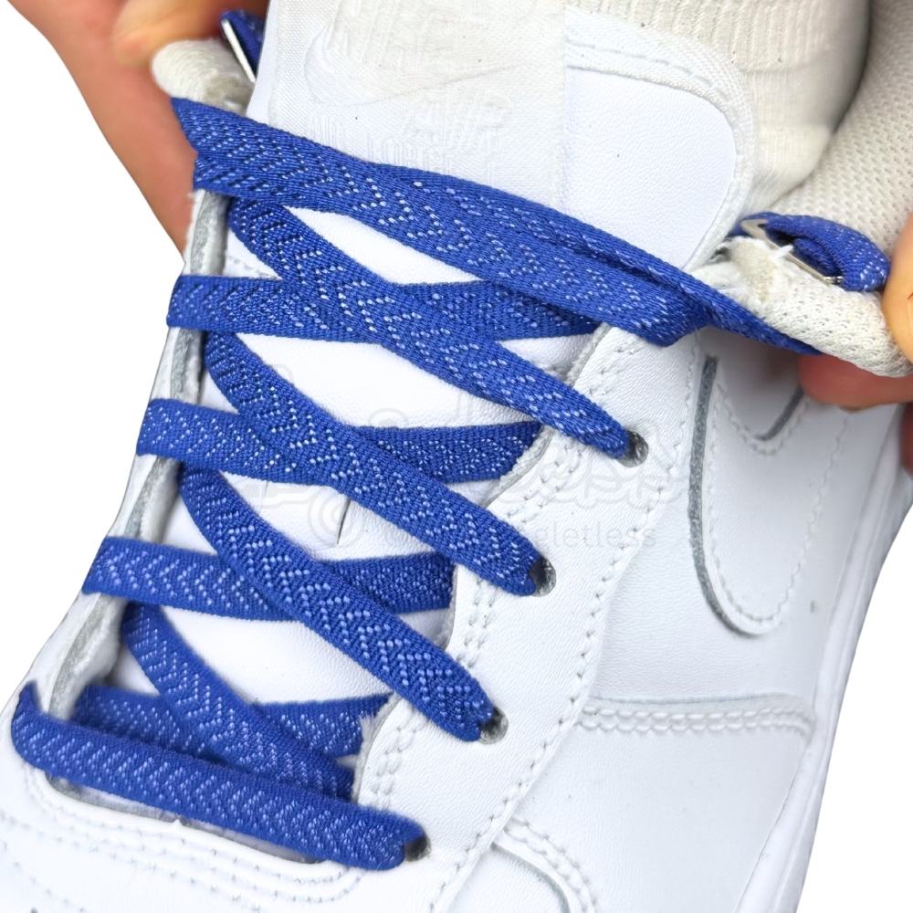 Elastische veters onzichtbaar strikken plat 8mm onzichtbare clipjes blauw detailfoto van hoe de sluiting werkt