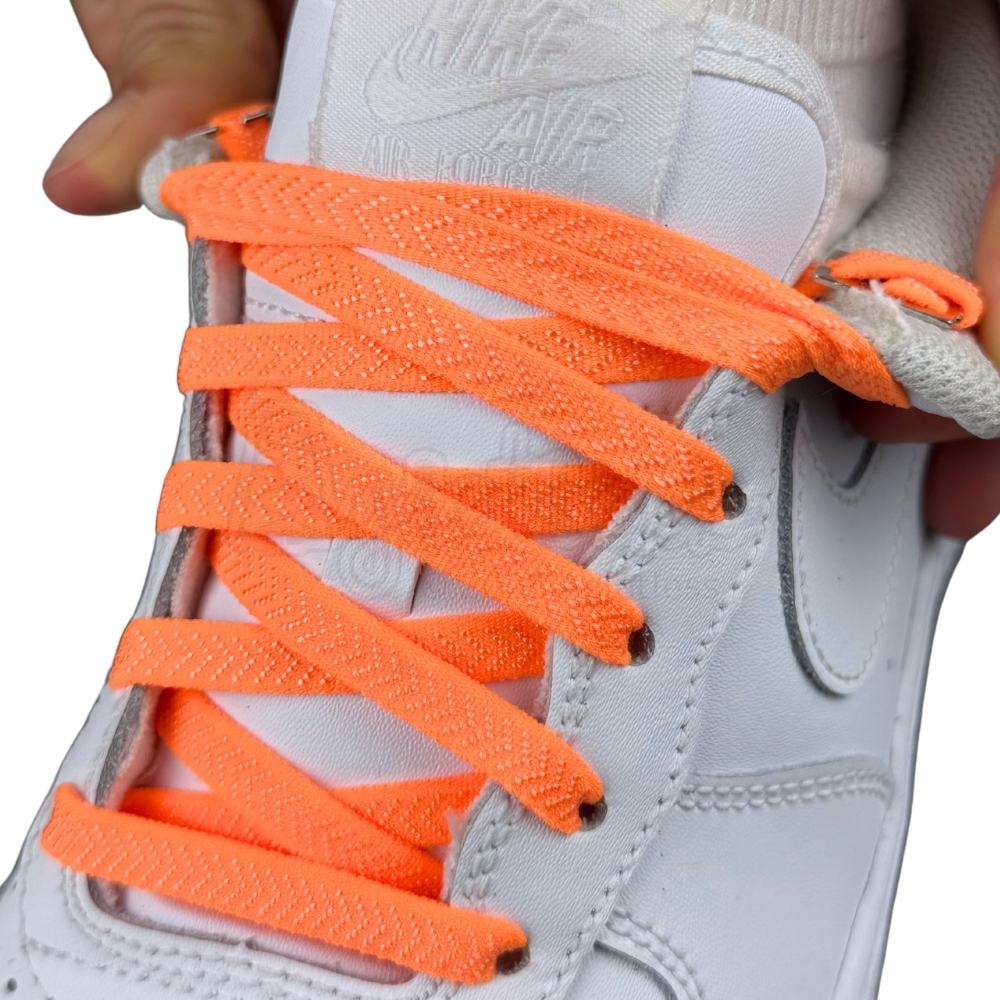 Elastische veters onzichtbaar strikken plat 8mm onzichtbare clipjes oranje detailfoto van hoe de sluiting werkt