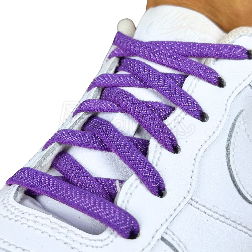 Elastische veters onzichtbaar strikken plat 8mm onzichtbare clipjes paars geregen in witte Nike Air Force 1