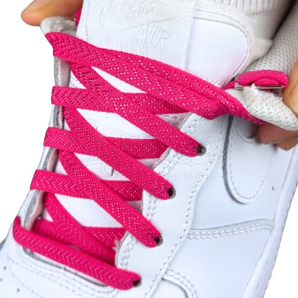 Elastische veters onzichtbaar strikken plat 8mm onzichtbare clipjes rozenrood detailfoto van hoe de sluiting werkt