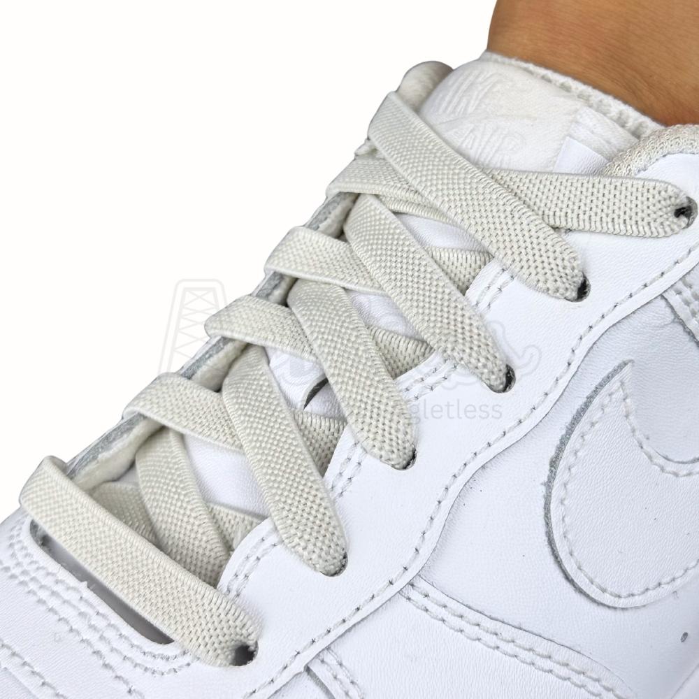 Elastische veters onzichtbaar strikken plat 9mm onzichtbare clipjes beige geregen in witte Nike Air Force 1