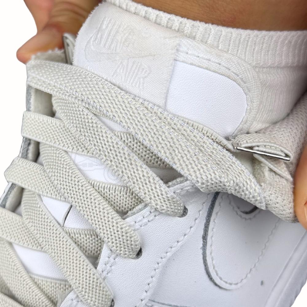 Elastische veters onzichtbaar strikken plat 9mm onzichtbare clipjes beige detailfoto van hoe de sluiting werkt