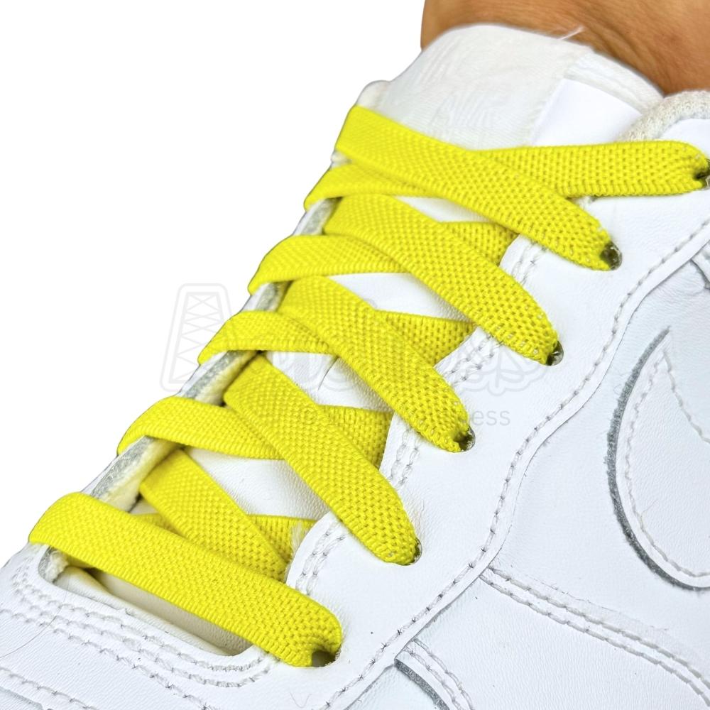 Elastische veters onzichtbaar strikken plat 9mm onzichtbare clipjes geel geregen in witte Nike Air Force 1