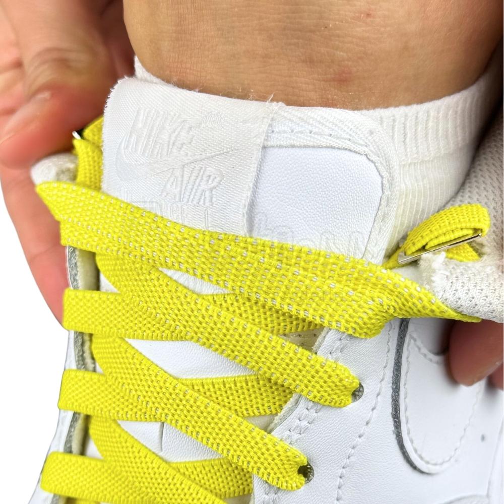 Elastische veters onzichtbaar strikken plat 9mm onzichtbare clipjes geel detailfoto van hoe de sluiting werkt