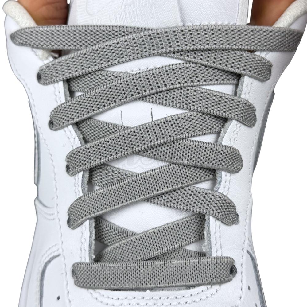 Elastische veters onzichtbaar strikken plat 9mm onzichtbare clipjes grijs met stretch uitgerekt