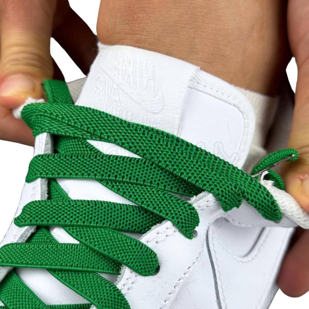 Elastische veters onzichtbaar strikken plat 9mm onzichtbare clipjes groen detailfoto van hoe de sluiting werkt