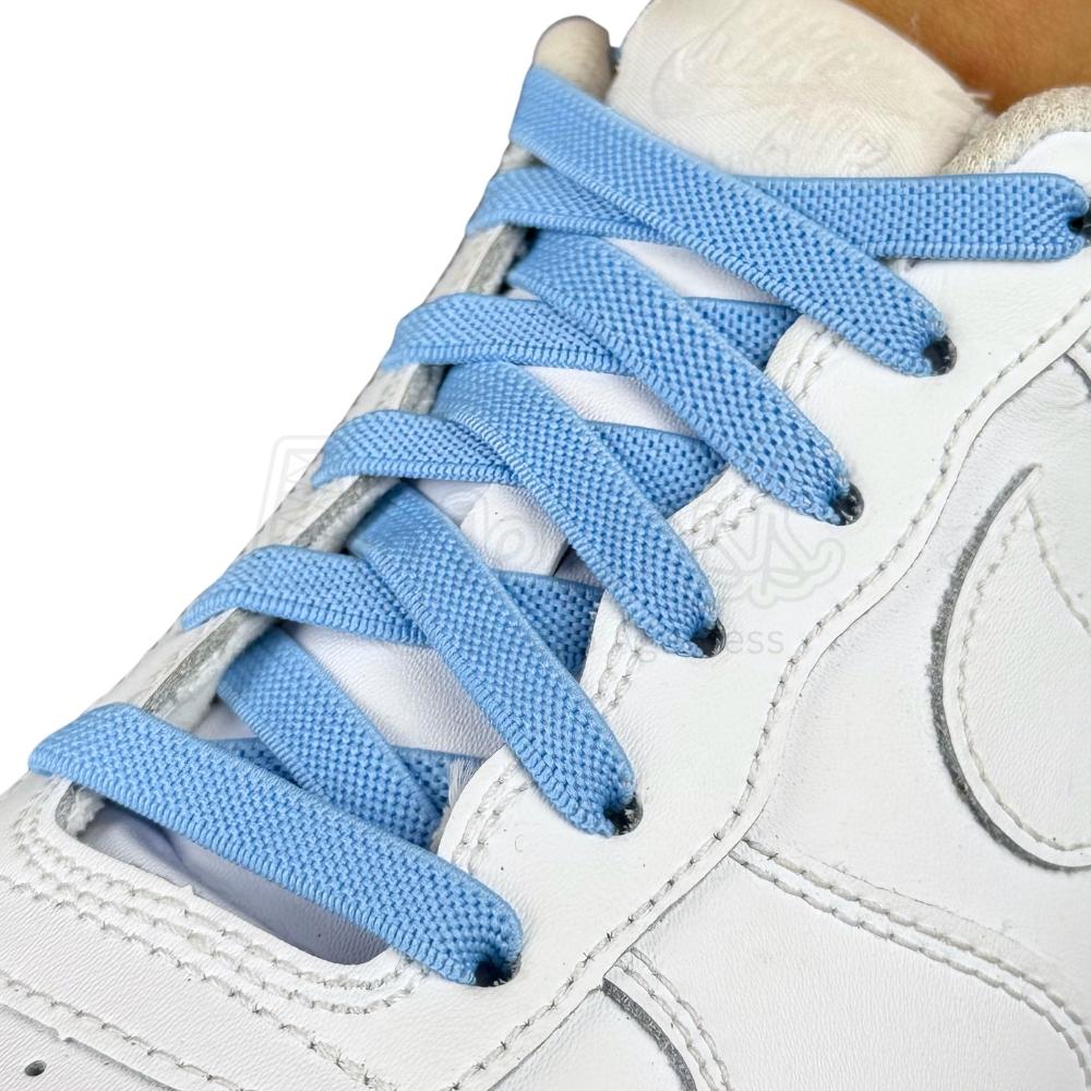 Elastische veters onzichtbaar strikken plat 9mm onzichtbare clipjes hemelsblauw geregen in witte Nike Air Force 1