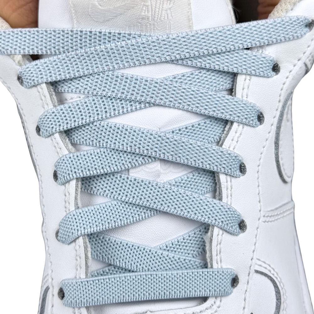 Elastische veters onzichtbaar strikken plat 9mm onzichtbare clipjes lichtblauw met stretch uitgerekt