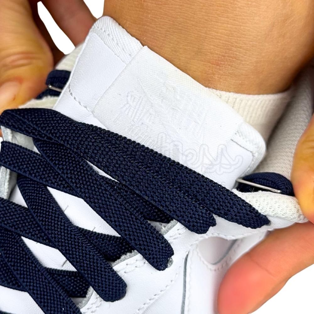 Elastische veters onzichtbaar strikken plat 9mm onzichtbare clipjes marineblauw detailfoto van hoe de sluiting werkt