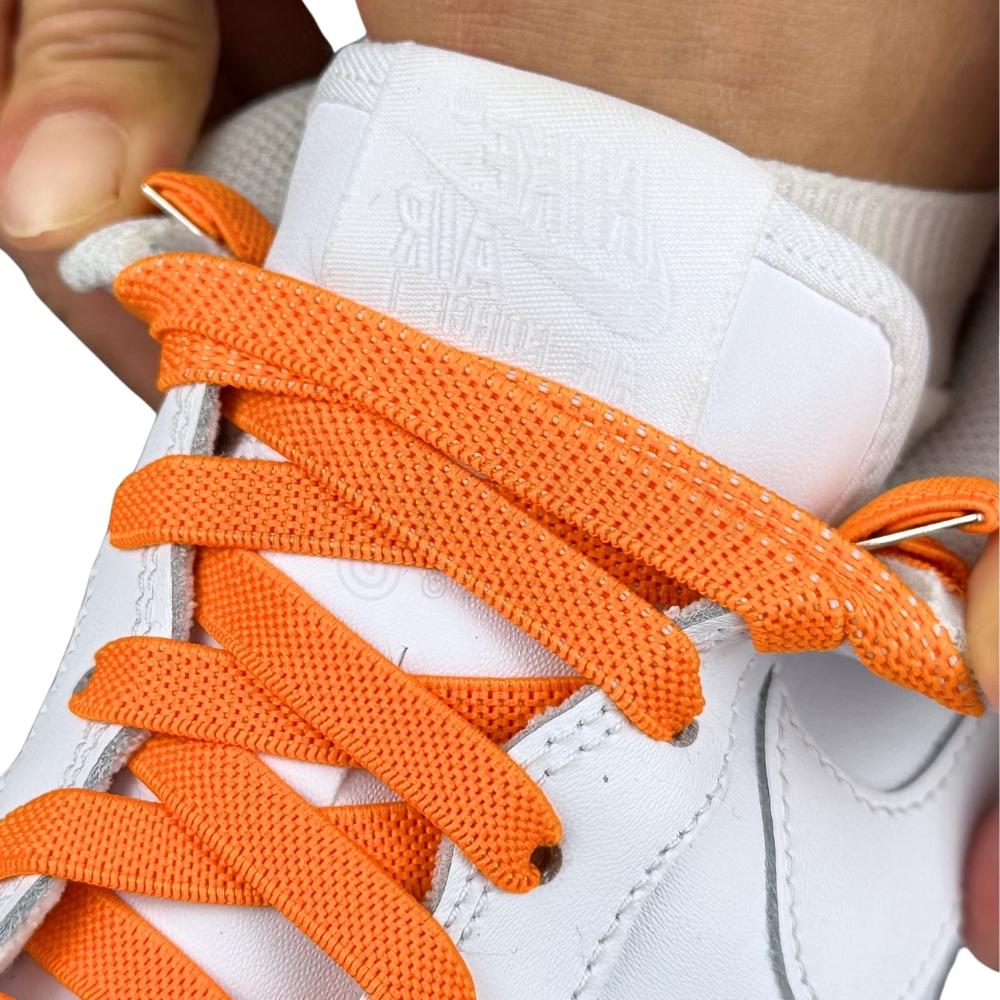 Elastische veters onzichtbaar strikken plat 9mm onzichtbare clipjes oranje detailfoto van hoe de sluiting werkt