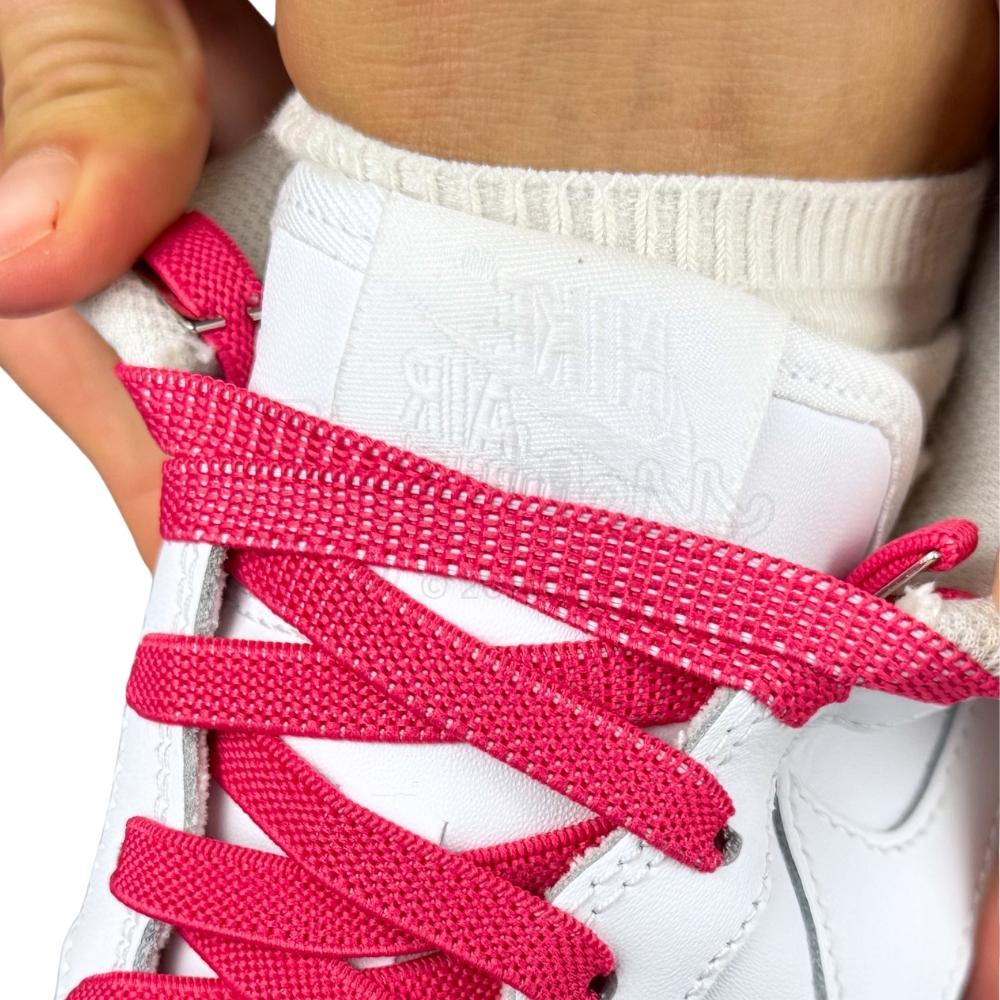 Elastische veters onzichtbaar strikken plat 9mm onzichtbare clipjes rozenrood detailfoto van hoe de sluiting werkt