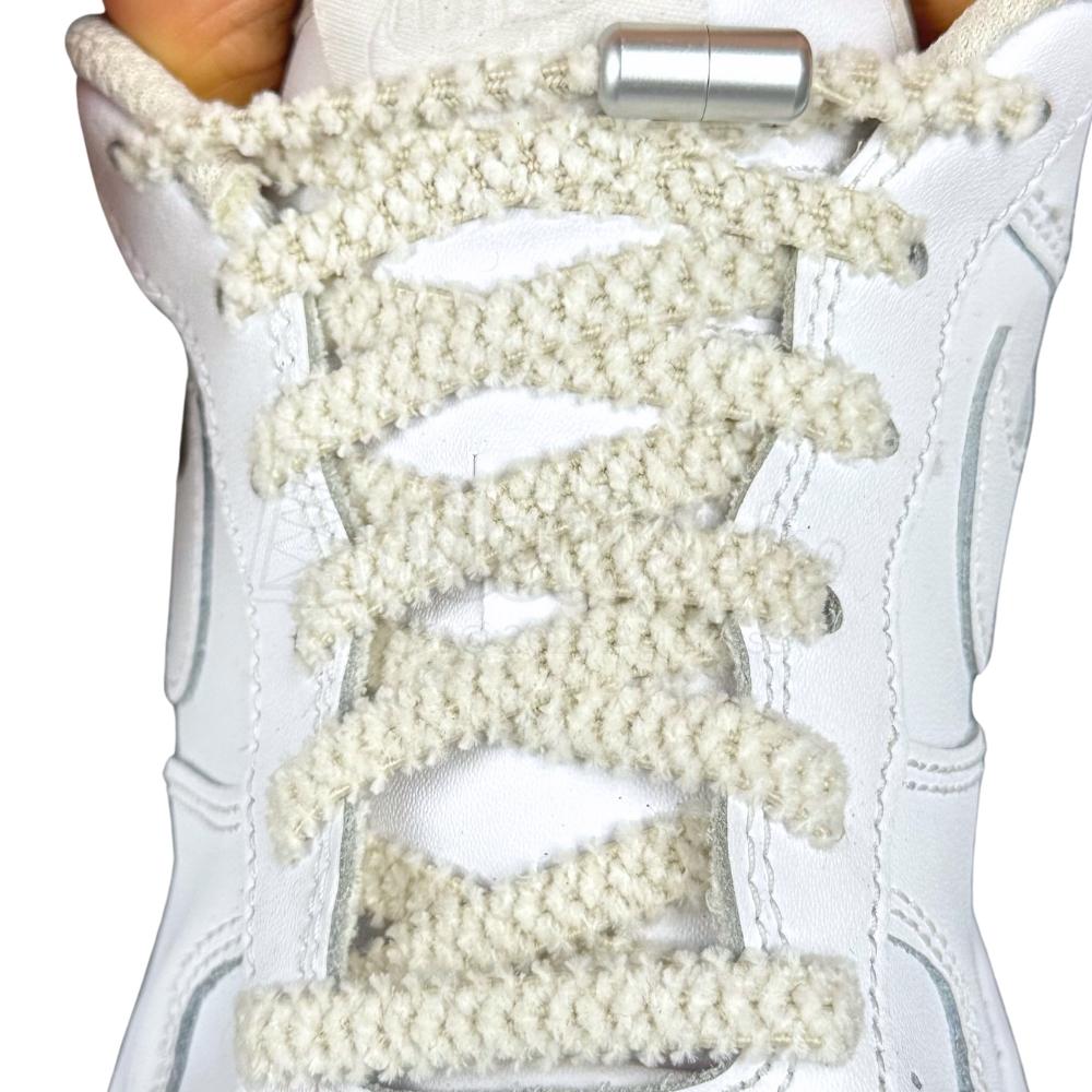 Elastische veters zonder strikken fluffy 7mm capsule sluiting beige met stretch uitgerekt