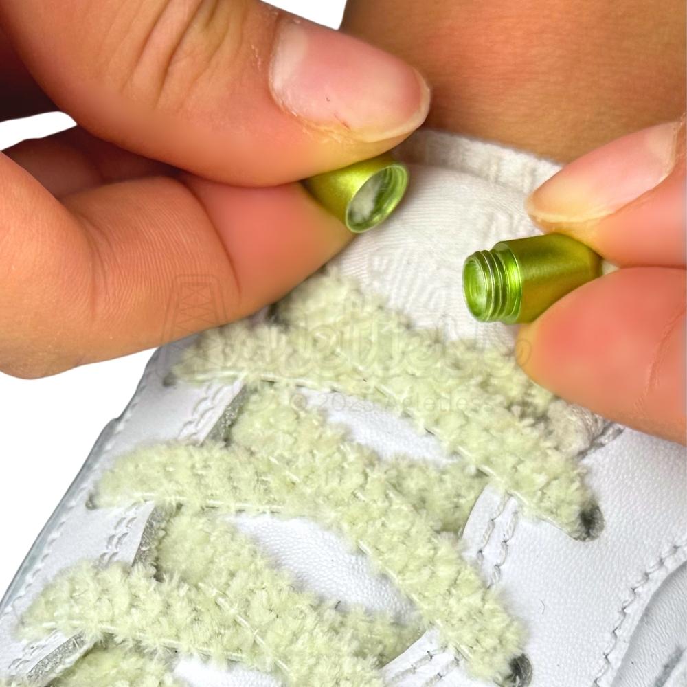 Elastische veters zonder strikken fluffy 7mm capsule sluiting lichtgroen detailfoto van hoe de sluiting werkt