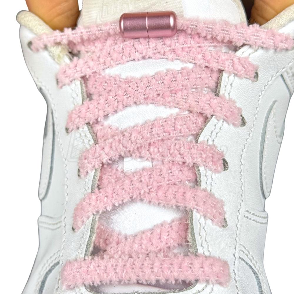 Elastische veters zonder strikken fluffy 7mm capsule sluiting roze met stretch uitgerekt