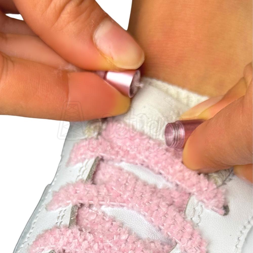 Elastische veters zonder strikken fluffy 7mm capsule sluiting roze detailfoto van hoe de sluiting werkt