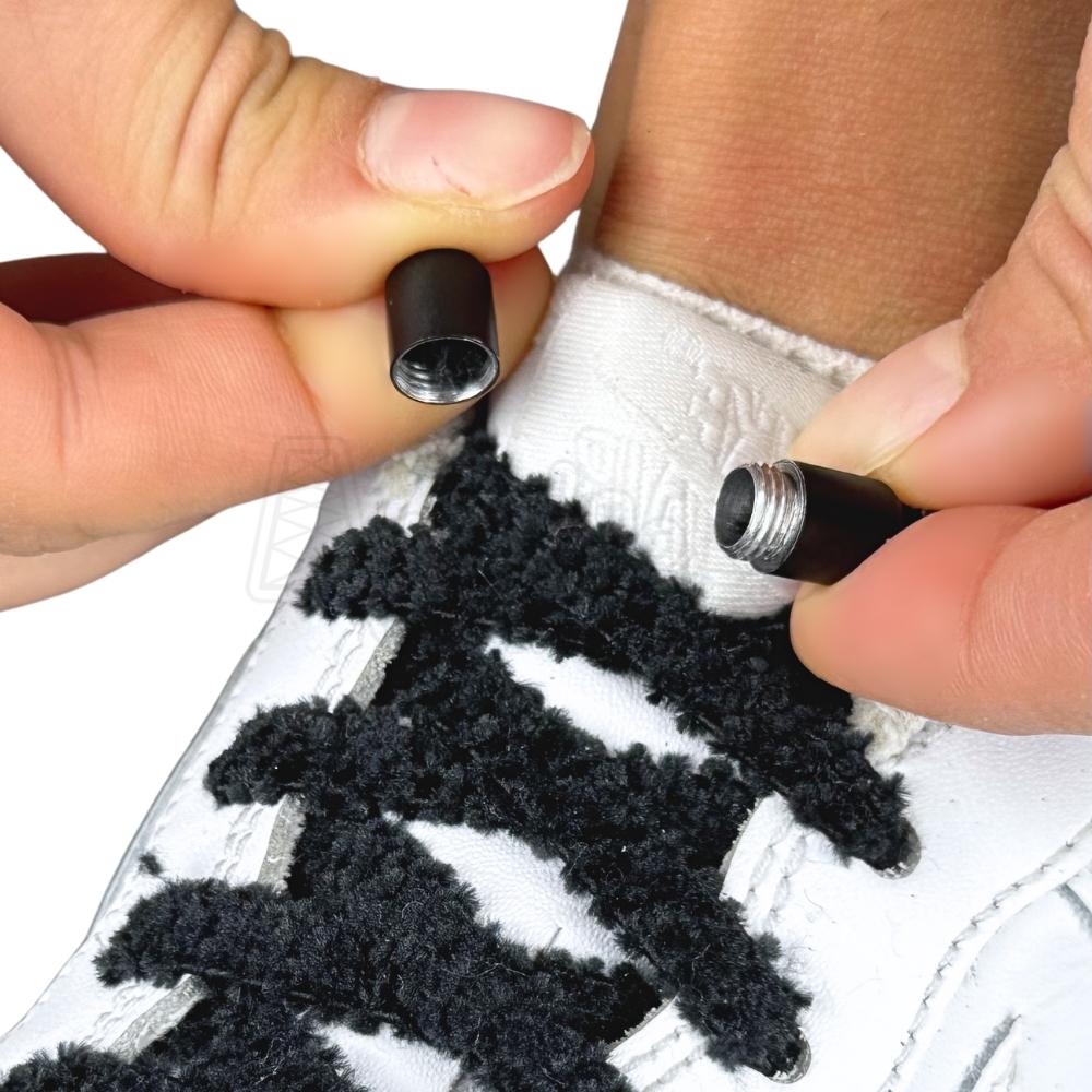 Elastische veters zonder strikken fluffy 7mm capsule sluiting zwart detailfoto van hoe de sluiting werkt