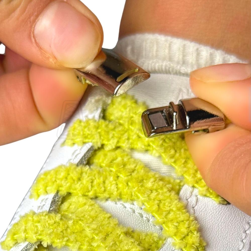 Elastische veters zonder strikken fluffy 7mm magnetische sluiting geel detailfoto van hoe de sluiting werkt