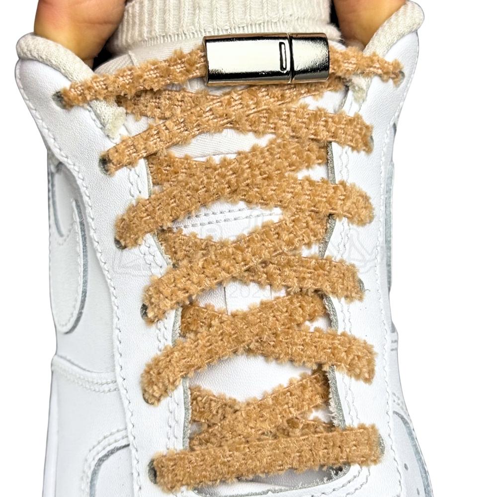 Elastische veters zonder strikken fluffy 7mm magnetische sluiting lichtbruin met stretch uitgerekt