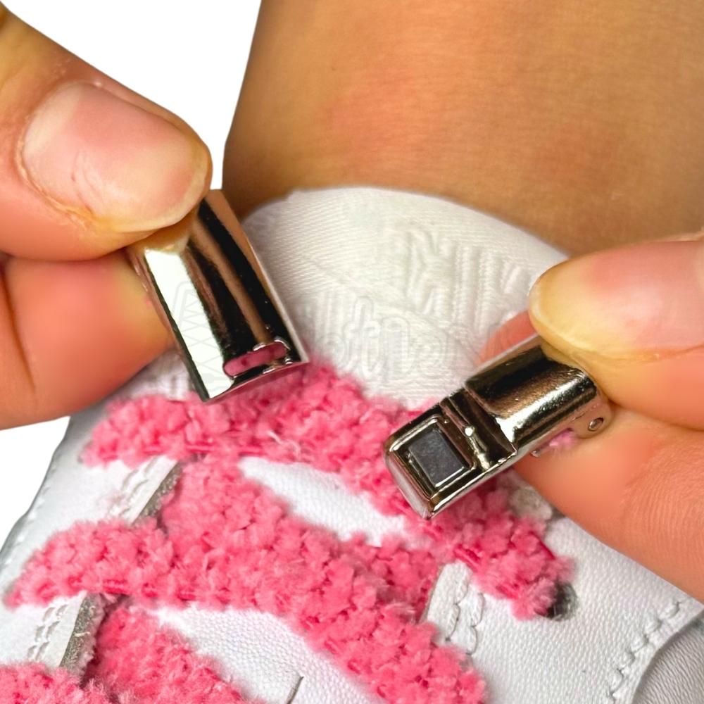 Elastische veters zonder strikken fluffy 7mm magnetische sluiting rozenrood detailfoto van hoe de sluiting werkt