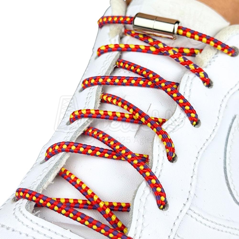 Elastische veters zonder strikken driehoek 3mm capsule sluiting rood geel paars geregen in witte Nike Air Force 1