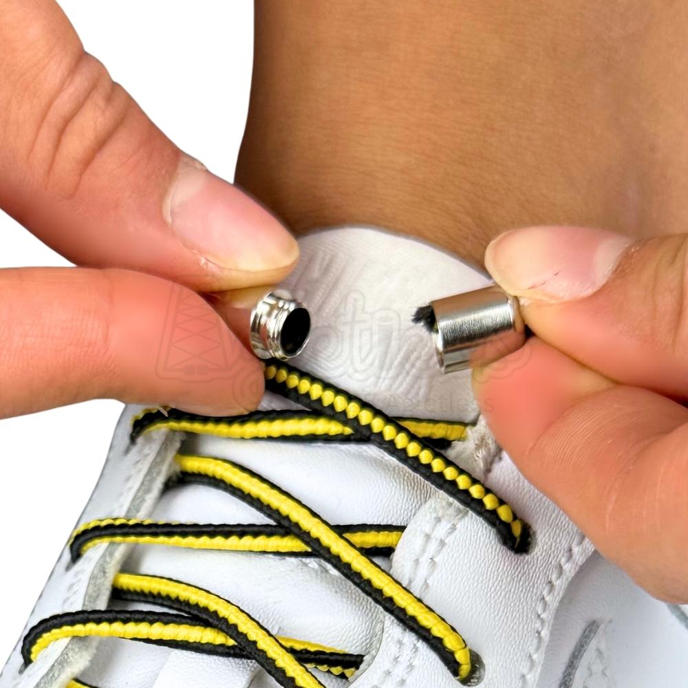 Elastische veters zonder strikken driehoek 3mm capsule sluiting zwart geel detailfoto van hoe de sluiting werkt