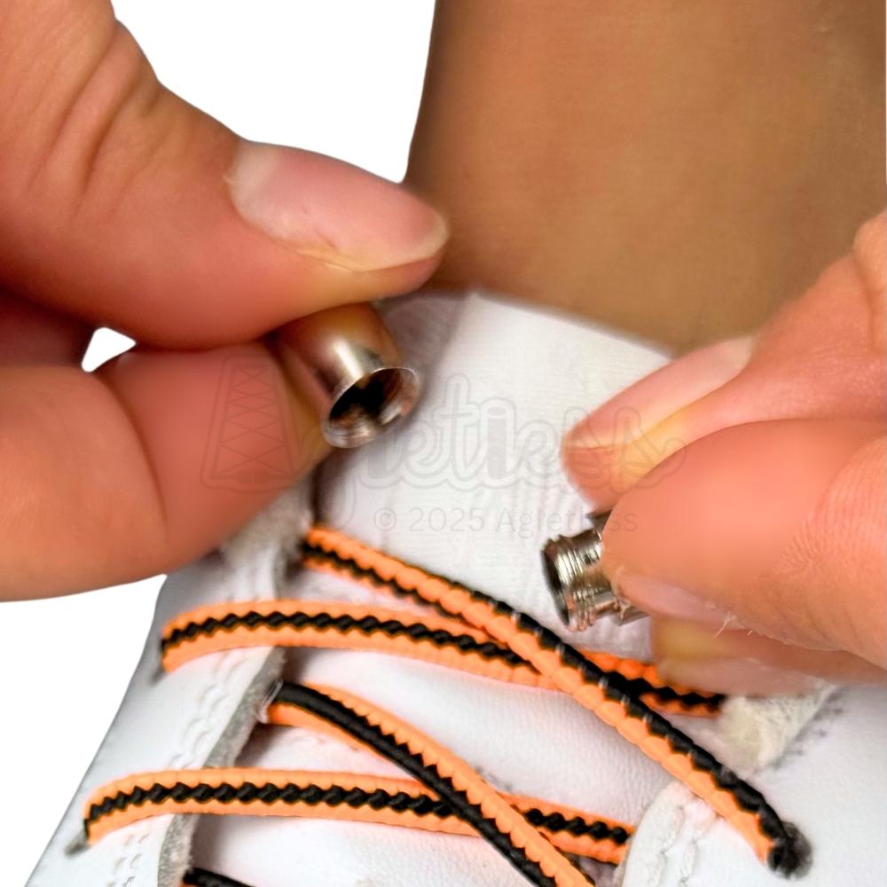 Elastische veters zonder strikken driehoek 3mm capsule sluiting zwart oranje detailfoto van hoe de sluiting werkt