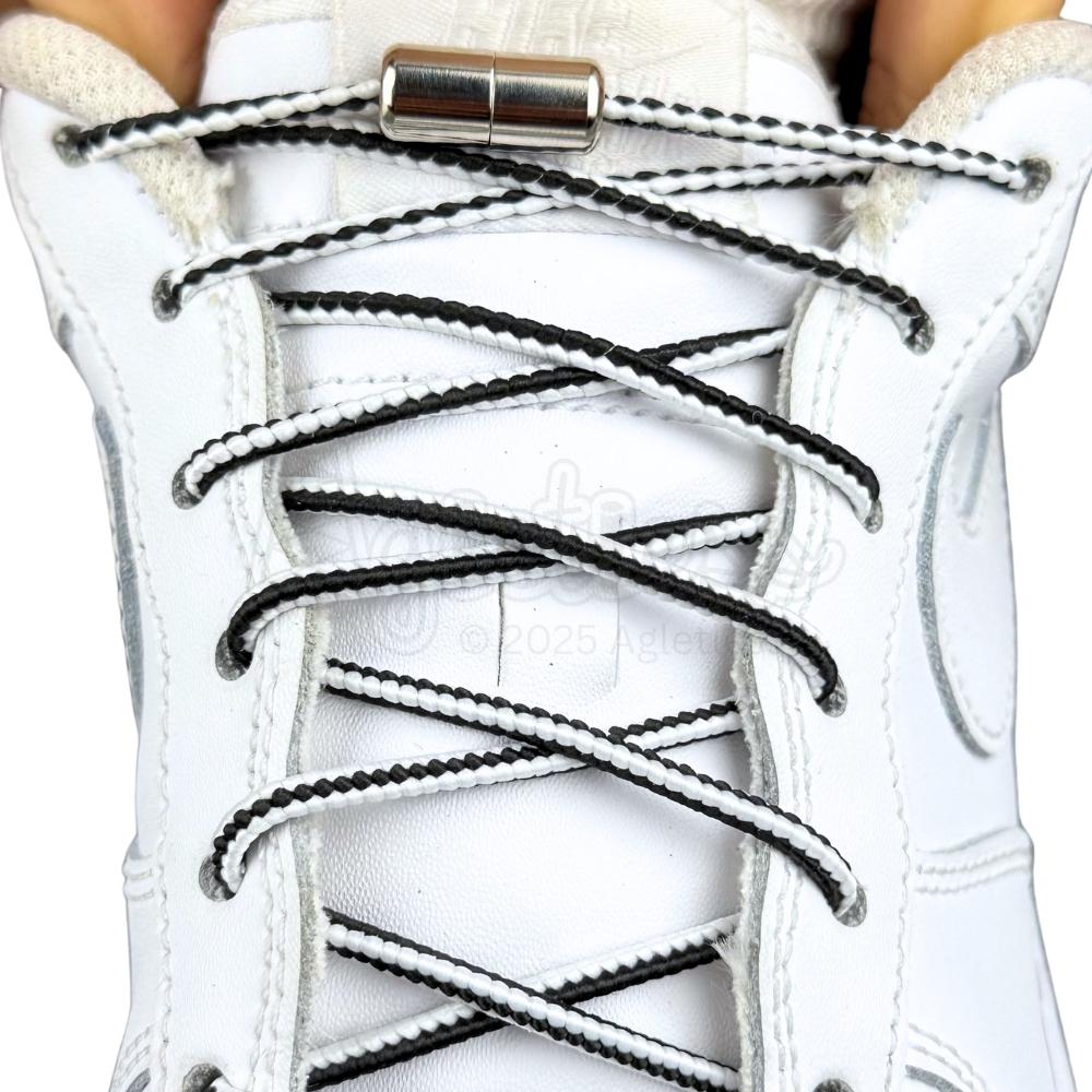 Elastische veters zonder strikken driehoek 3mm capsule sluiting zwart wit met stretch uitgerekt