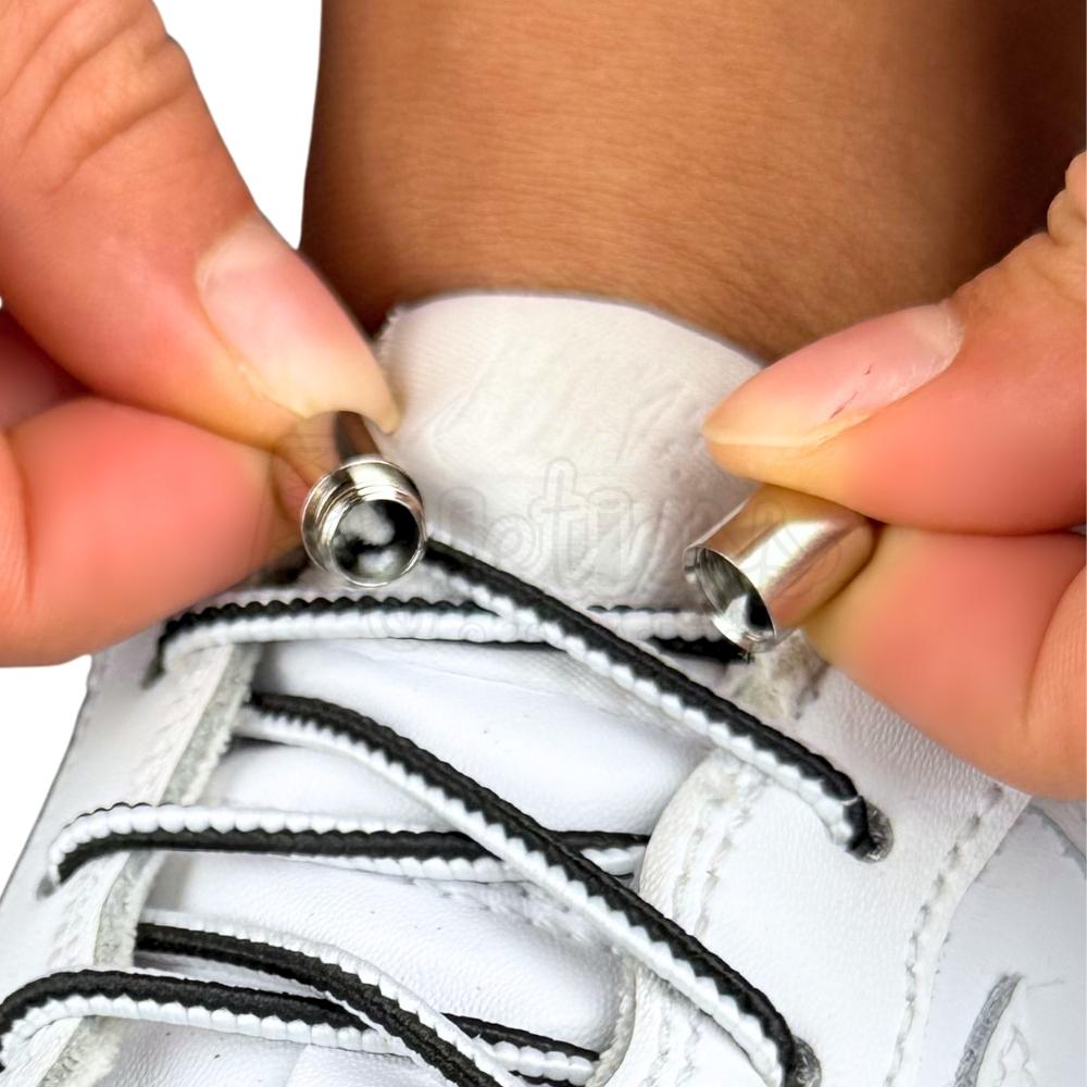 Elastische veters zonder strikken driehoek 3mm capsule sluiting zwart wit detailfoto van hoe de sluiting werkt