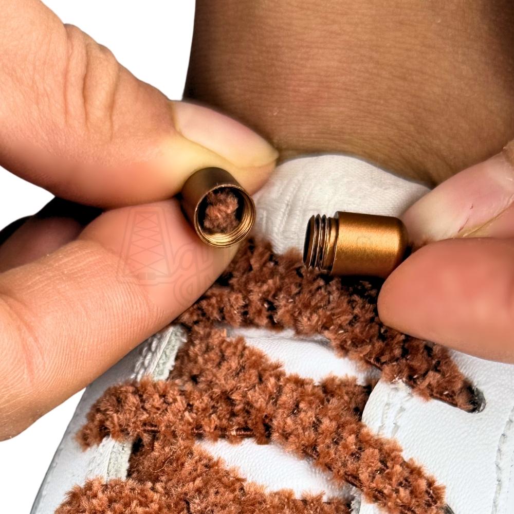 Elastische veters zonder strikken fluffy 7mm capsule sluiting bruin detailfoto van hoe de sluiting werkt