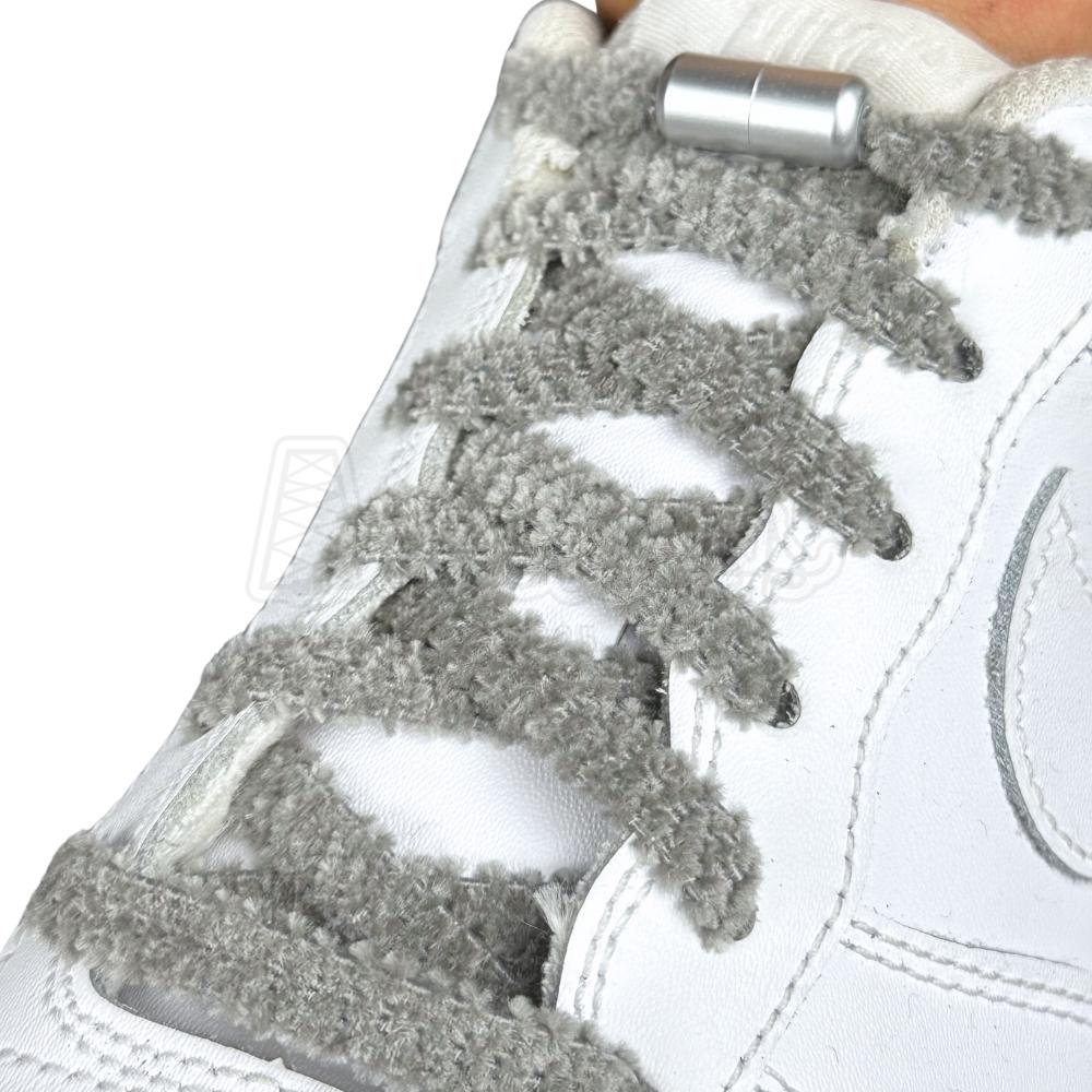 Elastische veters zonder strikken fluffy 7mm capsule sluiting donkergrijs geregen in witte Nike Air Force 1