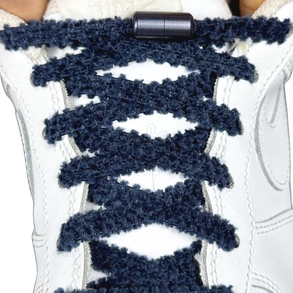 Elastische veters zonder strikken fluffy 7mm capsule sluiting marineblauw met stretch uitgerekt