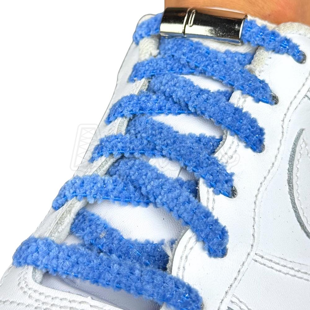 Elastische veters zonder strikken fluffy 7mm magnetische sluiting blauw geregen in witte Nike Air Force 1