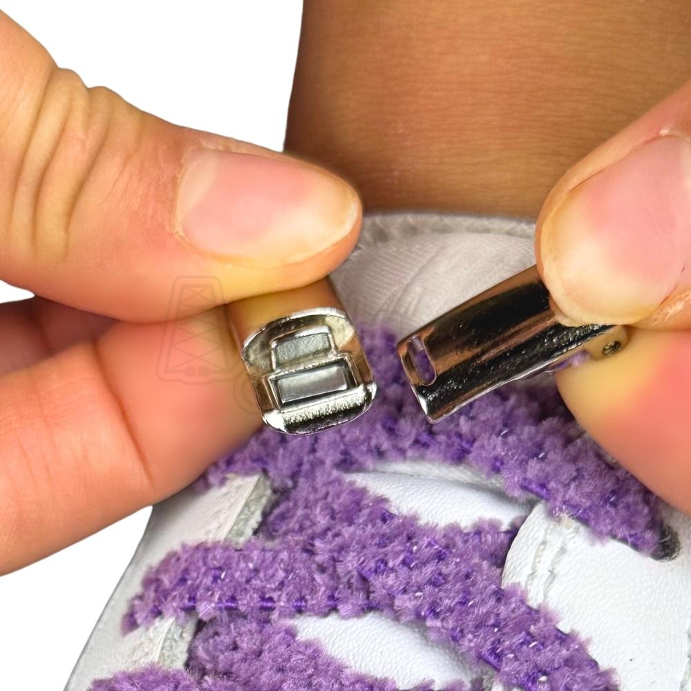 Elastische veters zonder strikken fluffy 7mm magnetische sluiting paars detailfoto van hoe de sluiting werkt