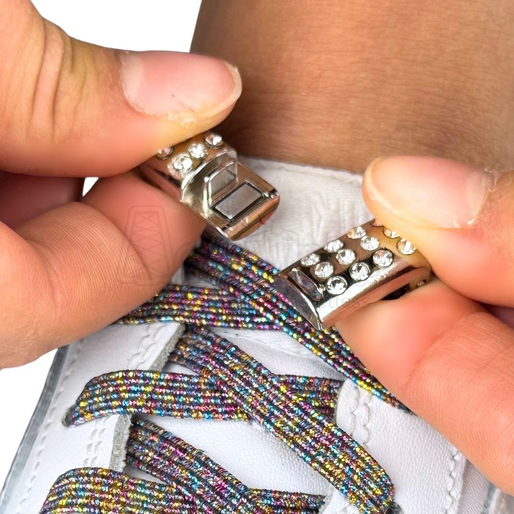 Elastische veters zonder strikken glitter 6mm bling magnetische sluiting regenboog detailfoto van hoe de sluiting werkt