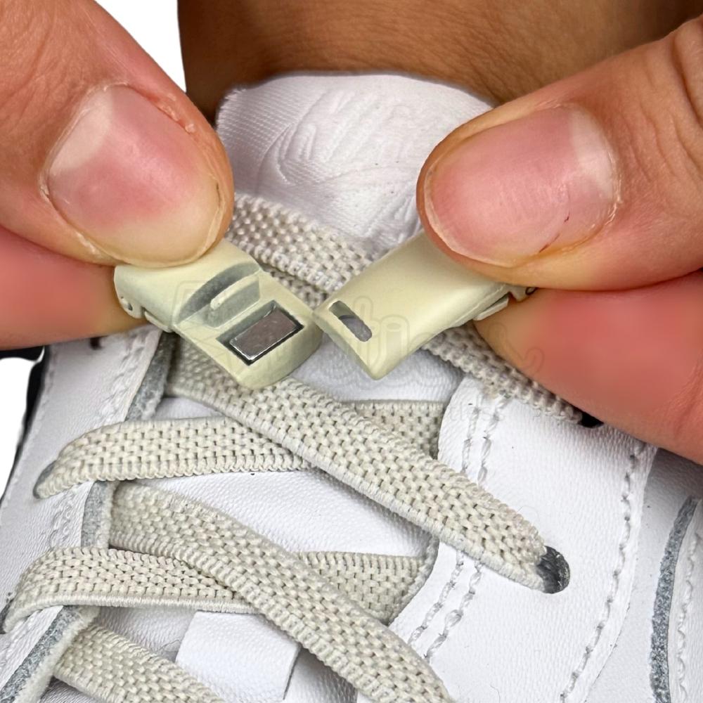 Elastische veters zonder strikken plat 6mm magnetische sluiting beige detailfoto van hoe de sluiting werkt