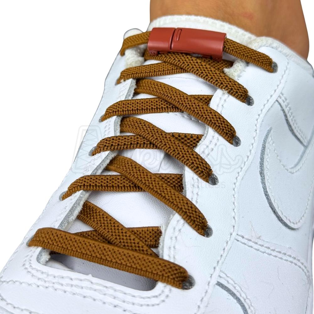 Elastische veters zonder strikken plat 6mm magnetische sluiting bruin geregen in witte Nike Air Force 1