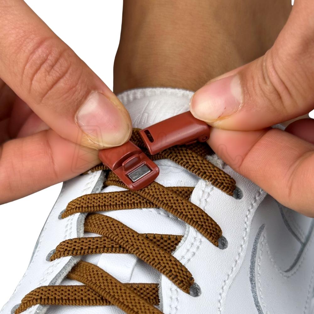 Elastische veters zonder strikken plat 6mm magnetische sluiting bruin detailfoto van hoe de sluiting werkt