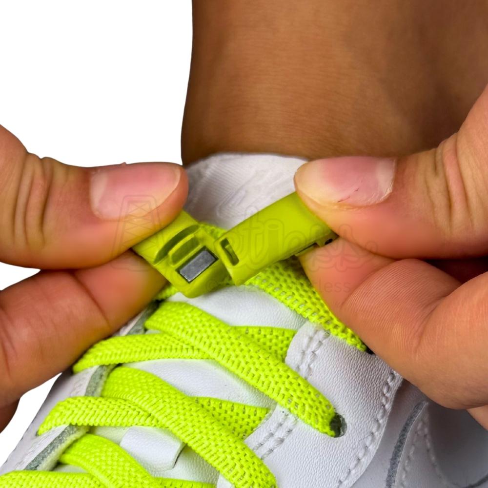 Elastische veters zonder strikken plat 6mm magnetische sluiting fluorescerend groen detailfoto van hoe de sluiting werkt