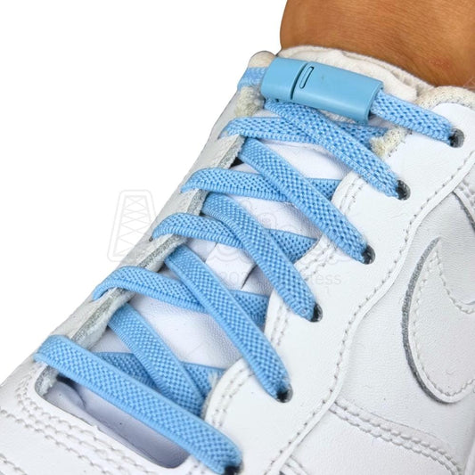 Elastische veters zonder strikken plat 6mm magnetische sluiting hemelsblauw geregen in witte Nike Air Force 1