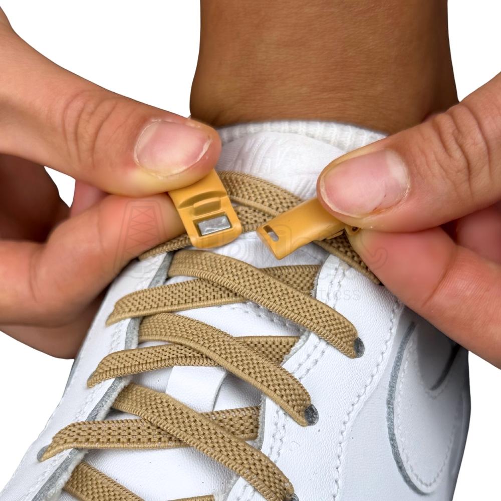 Elastische veters zonder strikken plat 6mm magnetische sluiting khaki detailfoto van hoe de sluiting werkt