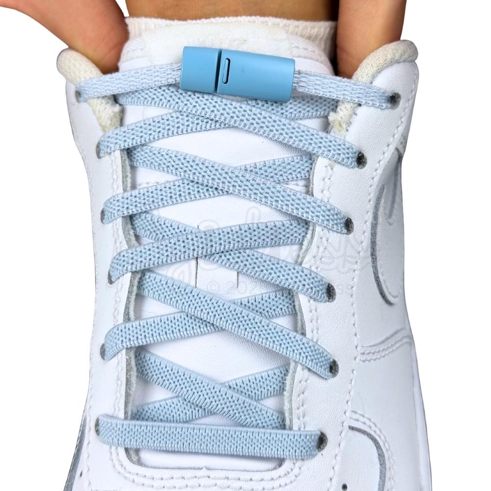 Elastische veters zonder strikken plat 6mm magnetische sluiting lichtblauw met stretch uitgerekt