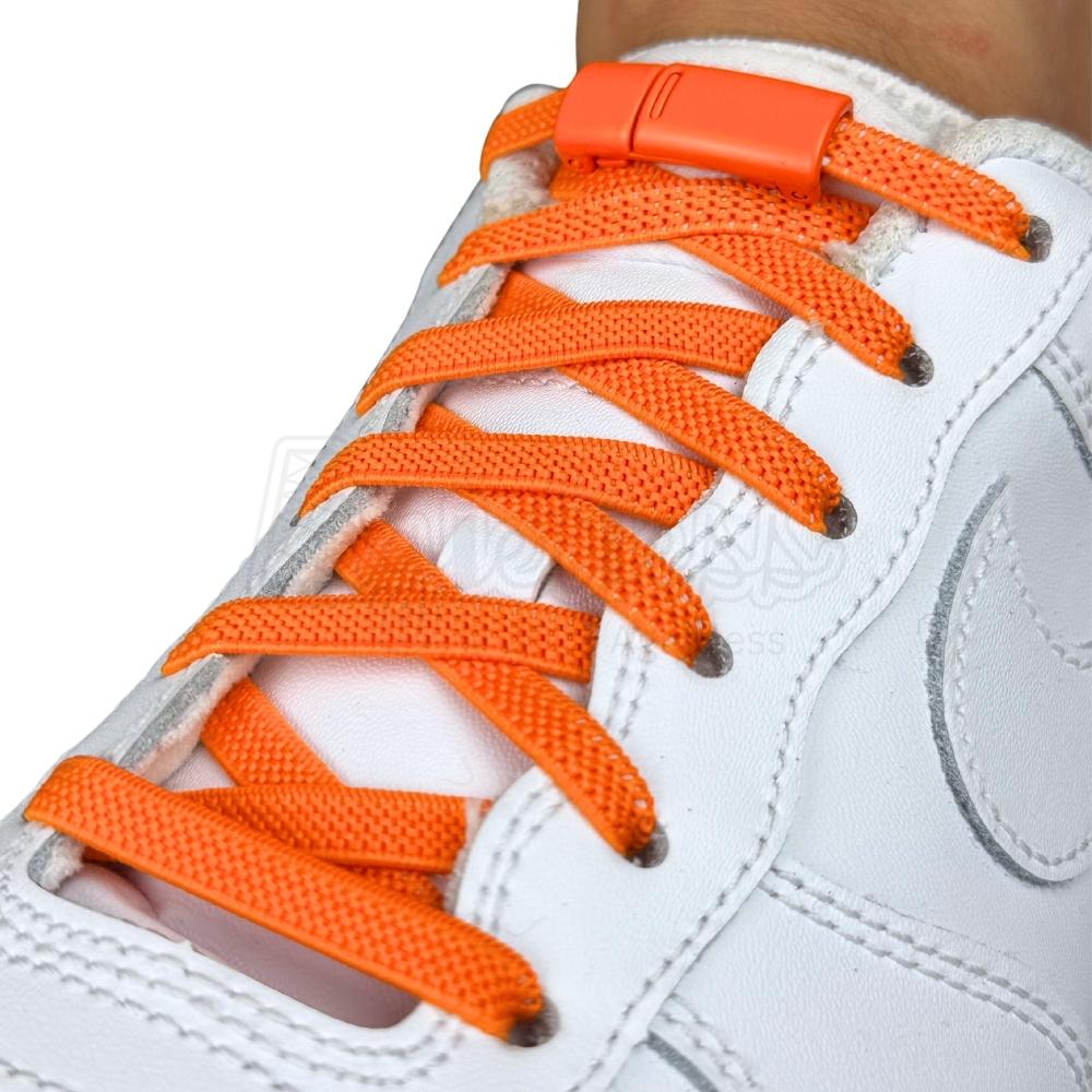 Elastische veters zonder strikken plat 6mm magnetische sluiting oranje geregen in witte Nike Air Force 1