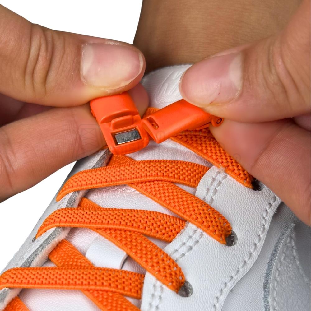 Elastische veters zonder strikken plat 6mm magnetische sluiting oranje detailfoto van hoe de sluiting werkt