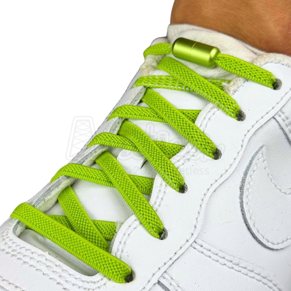 Elastische veters zonder strikken plat 6mm metalen draai capsule appelgroen geregen in witte Nike Air Force 1