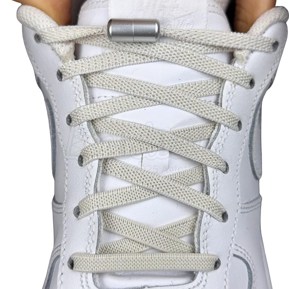 Elastische veters zonder strikken plat 6mm metalen draai capsule beige met stretch uitgerekt